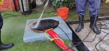 cleaning-tank-manhole-with-high-pressure 