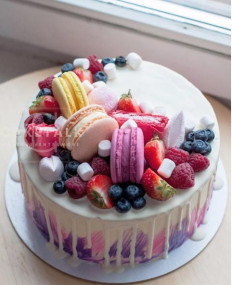 Macaroons Berry Cake 